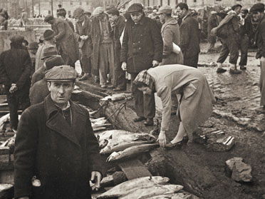 Namık Görgüç/Selahattin Giz: Fishermen beside the new mosque, Istanbul. Yapı Kredi Historical Archive